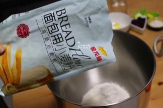 把高筋粉、白砂糖、盐、干酵母用水溶解，倒入面包厨师机，按低速搅拌均匀之后，按4挡继续揉到起筋。