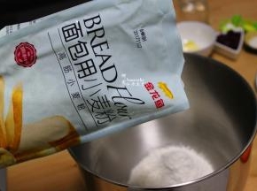 把高筋粉、白砂糖、盐、干酵母用水溶解，倒入面包厨师机，按低速搅拌均匀之后，按4挡继续揉到起筋。