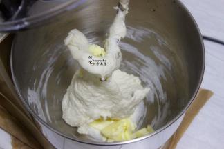 把室温内软化的黄油加入继续揉，一直揉到完全阶段。