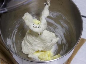 把室温内软化的黄油加入继续揉，一直揉到完全阶段。