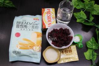 面包食材（450克的土司盒）：金龙鱼面包用小麦粉290克、黄油25克、白砂糖10克、盐6克、干酵母4克、水190克、蔓越莓紫薯馅料200克。