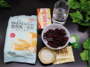 面包食材（450克的土司盒）：金龙鱼面包用小麦粉290克、黄油25克、白砂糖10克、盐6克、干酵母4克、水190克、蔓越莓紫薯馅料200克。