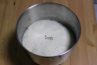 把揉好的面团，在室温下发酵到2倍大；手指蘸点面粉，按压面团，不回缩，说明面团发酵好。