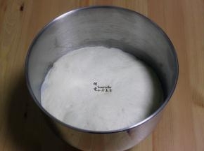 把揉好的面团，在室温下发酵到2倍大；手指蘸点面粉，按压面团，不回缩，说明面团发酵好。