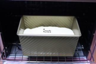 吐司盒放入烤箱，装一盘水，用关上烤箱门，温度设置38度，时间45分钟，按发酵键。