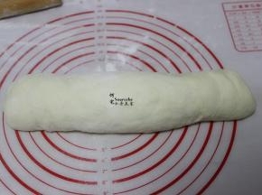 将面团由上至下卷起来，一直卷到头，成为圆柱形的面团。卷面团的时候要贴紧，中间不能有空隙。