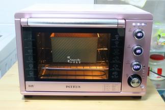 发酵好的面团，取出喷一点水，把烤箱的水也取出。烤箱预热，上下火，185度，35分钟，烤到表面金黄色即可出炉。