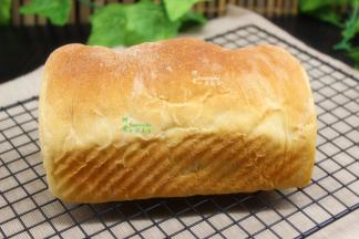 烤好吐司冷却到不烫手，倒扣脱模，把吐司放到烤网加架上继续冷却。