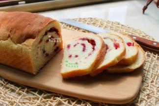 冷却好的面包，切片，即可享用。咸甜适中，松软可口，很好吃哦。