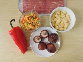 面团发酵的时候来准备馅料。马苏里拉芝士和培根要事先解冻。