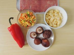 面团发酵的时候来准备馅料。马苏里拉芝士和培根要事先解冻。