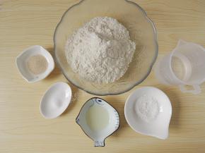 先来做披萨的饼底。称量好做饼底的所有材料。