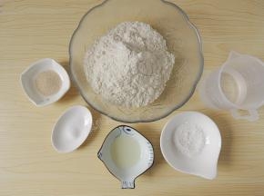 先来做披萨的饼底。称量好做饼底的所有材料。