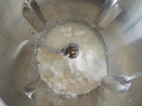 将各种材料全部放入厨师机的搅拌杯体中。