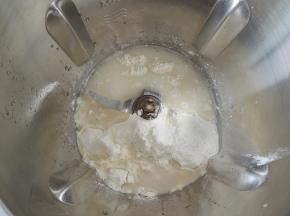 将各种材料全部放入厨师机的搅拌杯体中。
