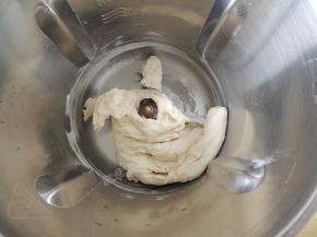 揉成一个光滑柔软的面团，做披萨的面团不需要揉出膜。