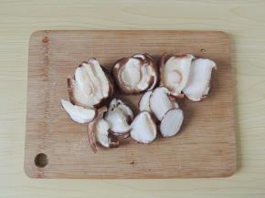 香菇清洗干净以后斜切成片状。