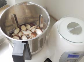 将香菇片和什锦杂蔬粒全部倒入厨师机杯体中焯烫三分钟。