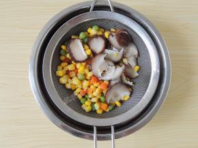 焯完水的香菇和杂蔬粒倒出，沥干水分。可以直接放入烤箱将水分烘干一些。