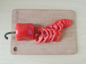 红椒清洗干净以后切成圈。