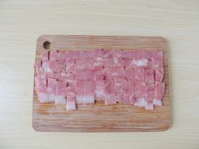培根改刀切成小块。