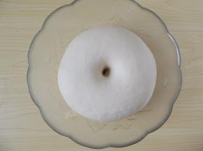 将面团发酵至两倍大小，手指蘸面粉戳入面团底部，拿出手指后，面团不塌陷不回弹，就表示发酵完成了。