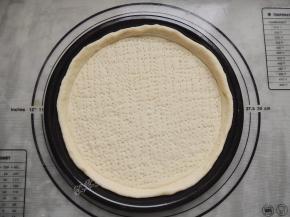 用叉子在面饼上均匀的戳一些小孔，避免烤制的时候鼓起。