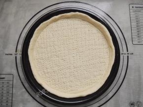用叉子在面饼上均匀的戳一些小孔，避免烤制的时候鼓起。