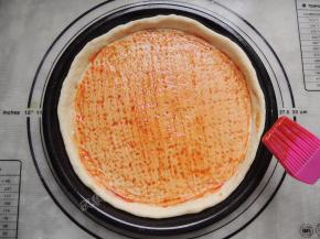 面饼表面刷一层番茄酱，边缘不要刷。