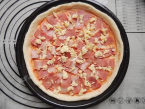 在培根上再撒一层马苏里拉芝士。