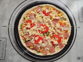 最后将培根和红椒圈铺在最上层，再撒一些芝士。