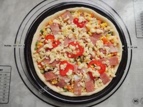 最后将培根和红椒圈铺在最上层，再撒一些芝士。