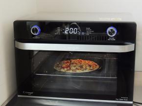 烤箱设置上下火温度200度，时间15分钟，预热完成以后，将披萨放入烤箱中。