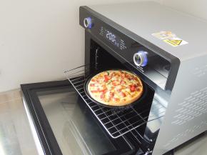 烤制到最后五分钟的时候，取出披萨盘，撒最后一次芝士，然后继续烤五分钟，至表面芝士融化，稍微焦黄就可以出炉了。