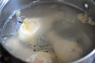 鸡腿冷水下锅，放入花椒、八角、姜，煮至水开捞出。