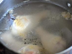 鸡腿冷水下锅，放入花椒、八角、姜，煮至水开捞出。