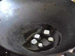 炒锅里倒入油，放入冰糖炒至枣红色。