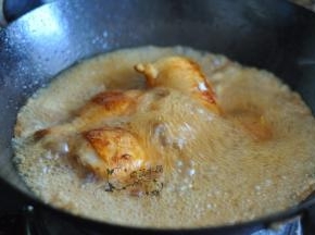 倒入料酒、生抽、盐，加水炖二十分钟。