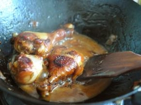 汤汁不要炖干，要留一些，汤汁变稠即可关火。