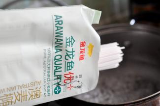 汤锅里的水烧开后，放入金龙鱼优+澳麦椭圆挂面煮6分钟。