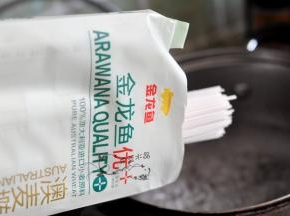 汤锅里的水烧开后，放入金龙鱼优+澳麦椭圆挂面煮6分钟。