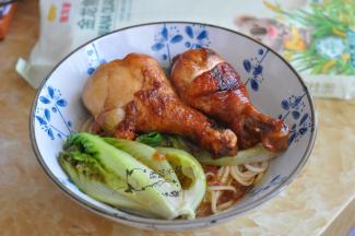 将鸡腿摆在面上，将炖鸡腿的汤汁浇到面上即可。