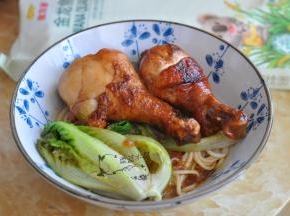 将鸡腿摆在面上，将炖鸡腿的汤汁浇到面上即可。