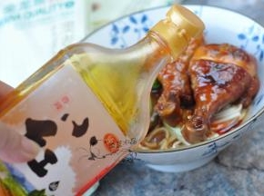 吃前淋一些辣椒油在上面。