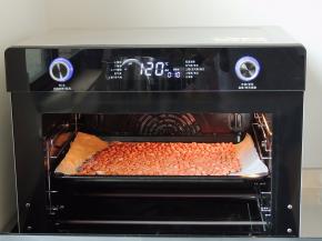 将花生仁放入烤箱中层，无需预热，设置上下管温度120度，时间20分钟，将花生仁烤熟。