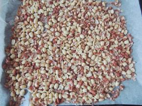 烤熟的花生仁完全冷却以后用手搓去外面的红皮。