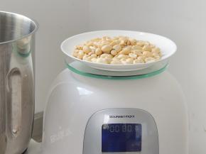 称量80g处理好的熟花生仁。