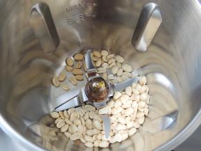 将熟花生仁倒入厨师机的搅拌杯体中。