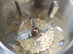 将熟花生仁倒入厨师机的搅拌杯体中。