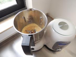 厨师机设置最高档，时间2分钟，将花生仁搅碎成细小的颗粒状，然后倒入碗中。